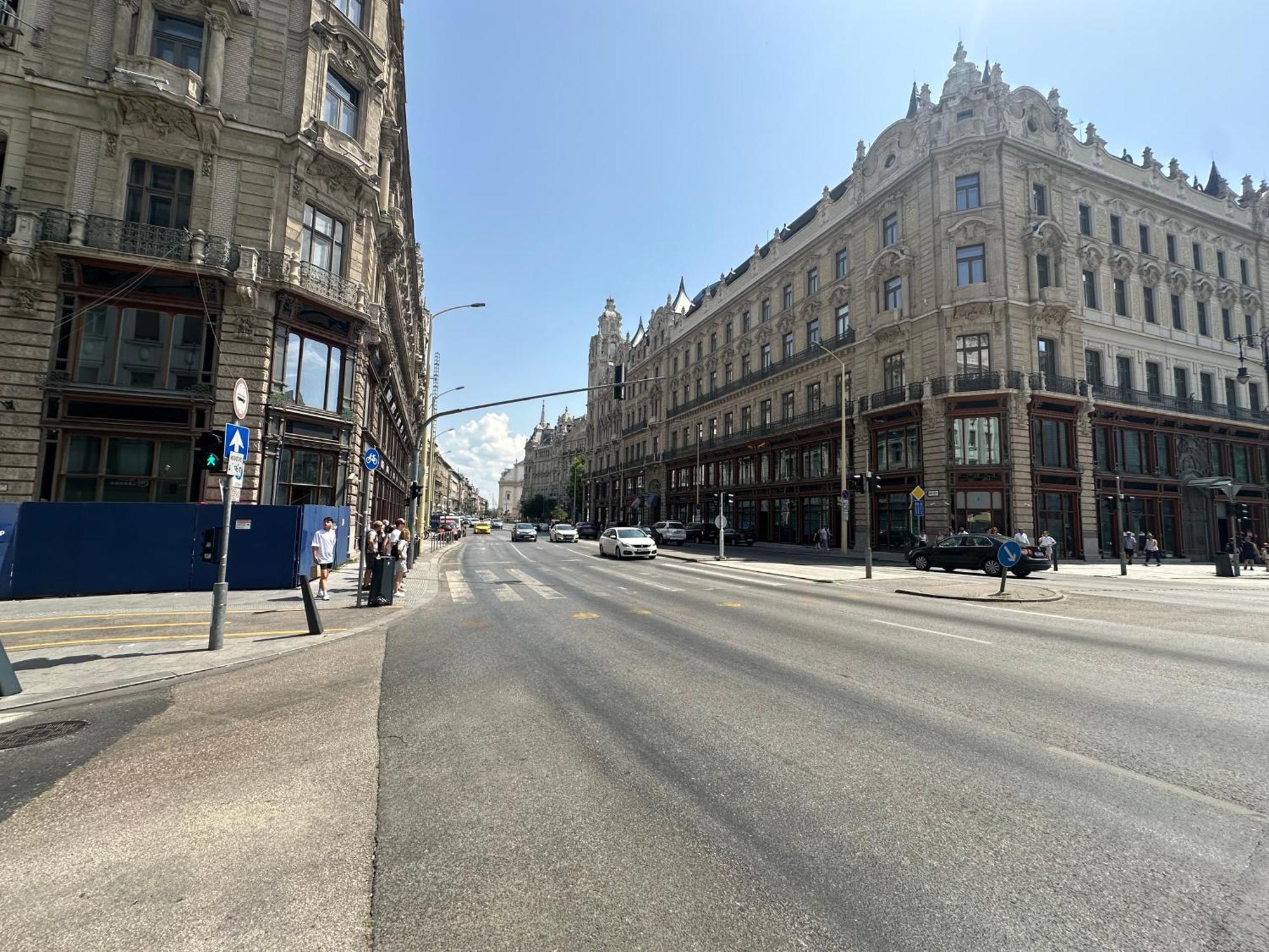 Bright Apartment In The Most Beautiful Street Of Budapest Vaci Street, Fashion Street Apartment