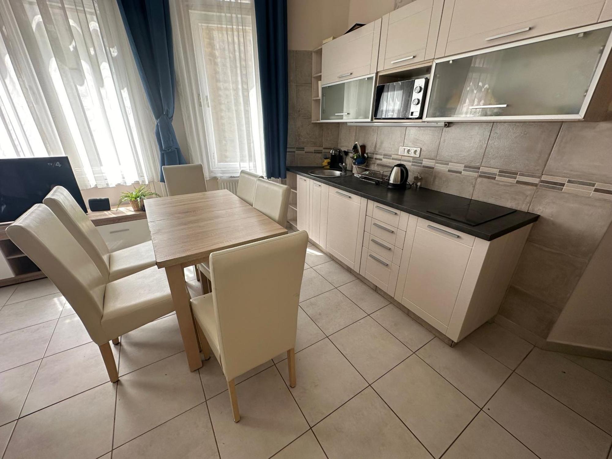 Apartment Bright Apartment In The Most Beautiful Street Of Budapest Vaci Street, Fashion Street *